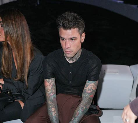 giacca versace fedez|Il cellulare, gli sms, i no comment: Fedez (solo) alla sfilata di .